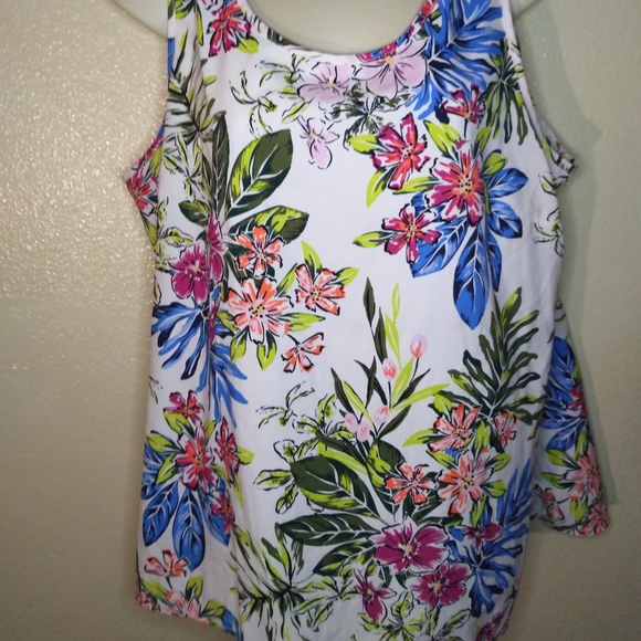 Nwot-Beautiful time and true top - Picture 2 of 2